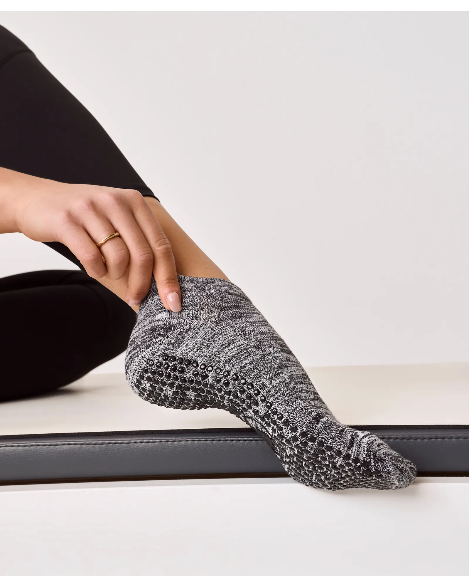 Move Active Classic Low Rise Grip Socks - Monochrome Momentum