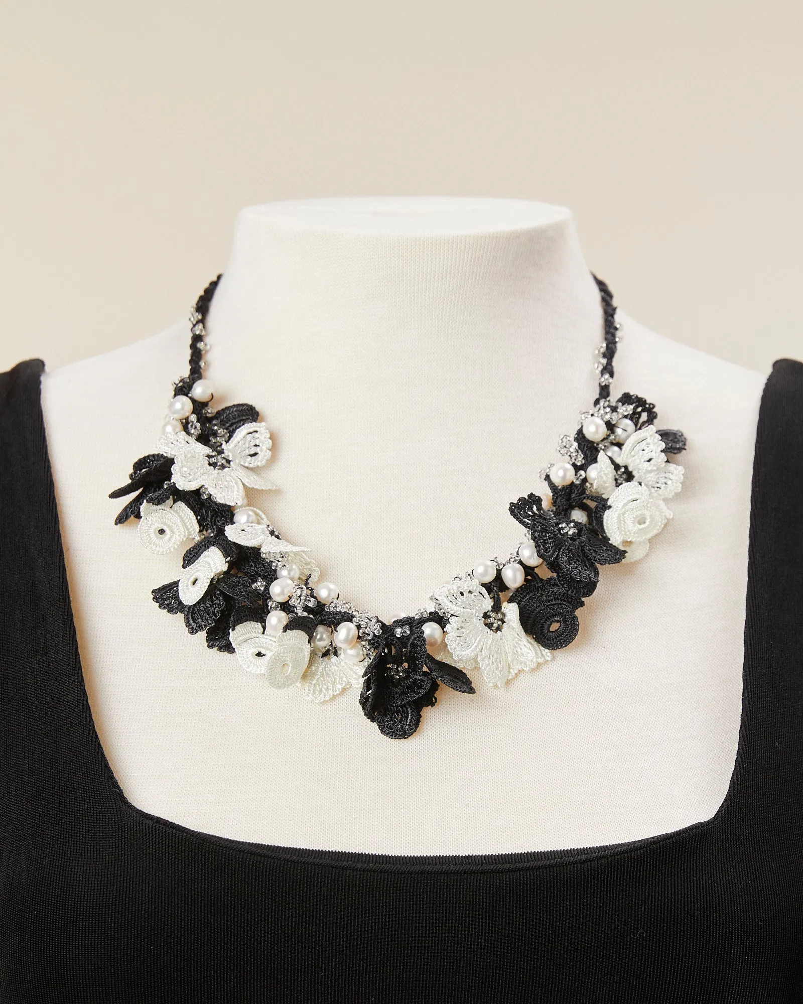Pearl Bouquet Choker - Black/White